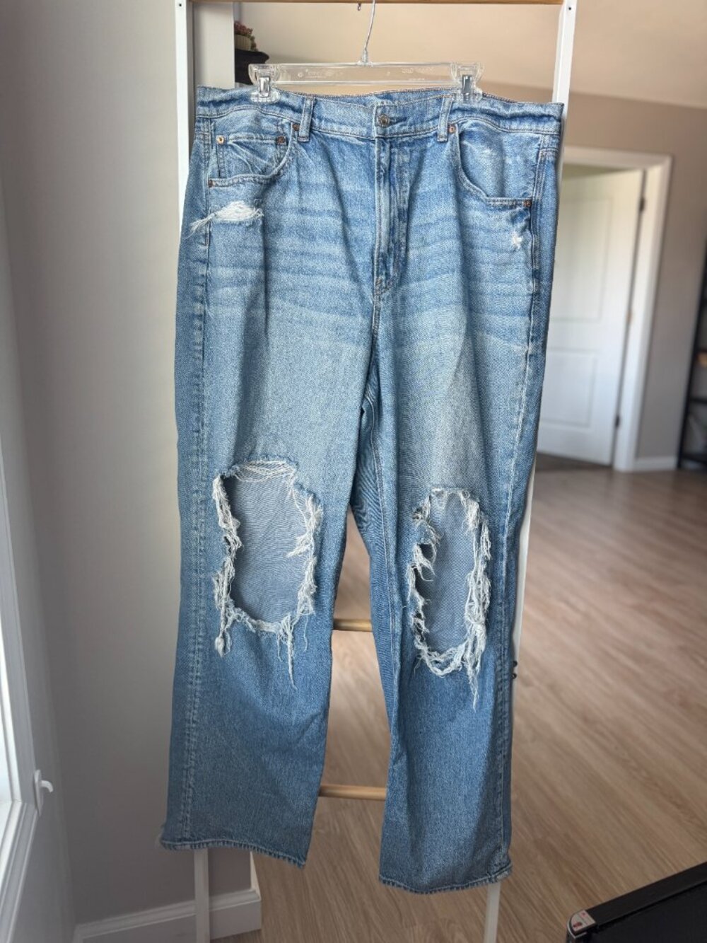 American Eagle Women's High Rise Baggy Distressed Jeans | Size 18 Light Wash